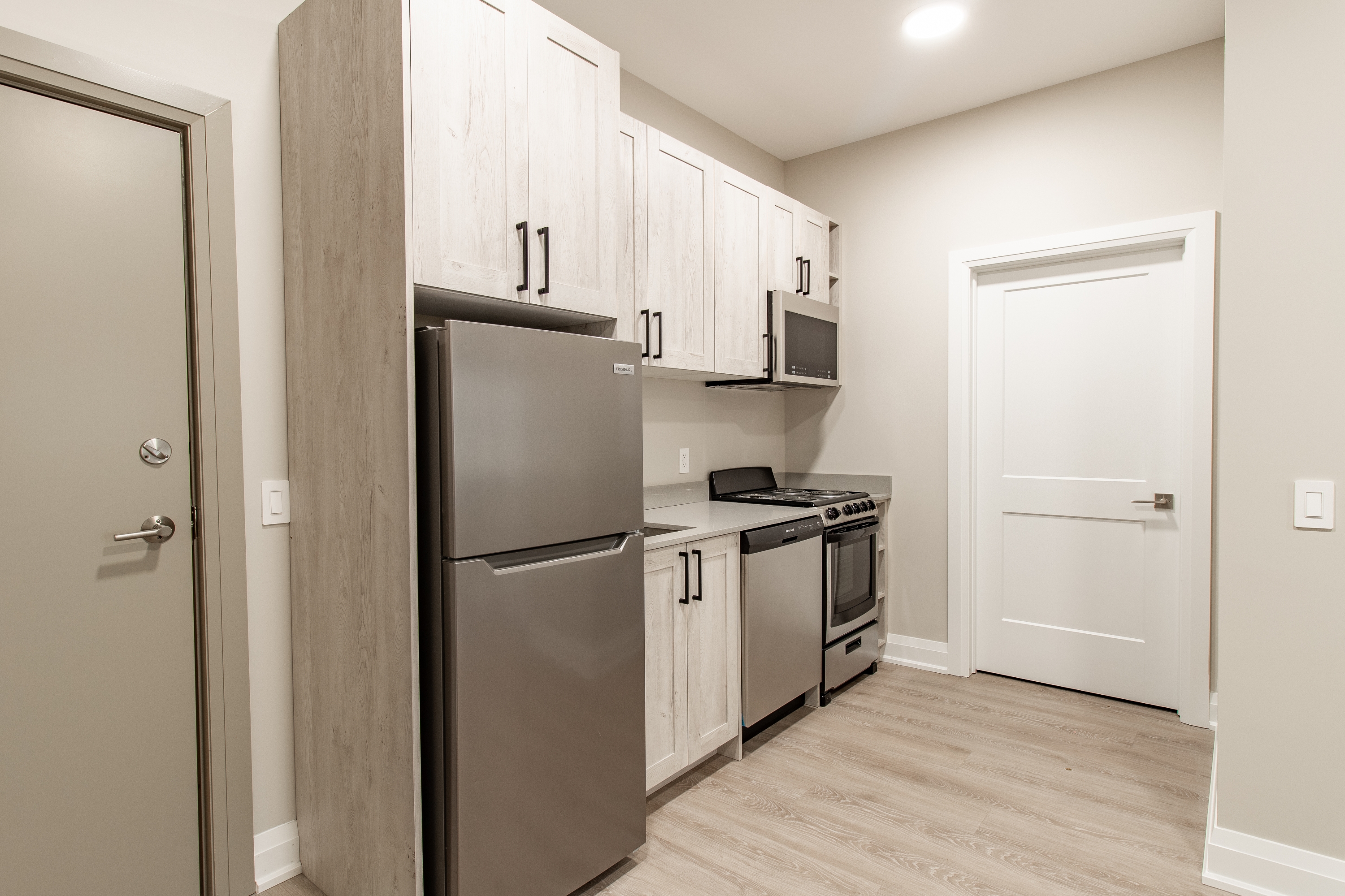 8 Main Street West - 204